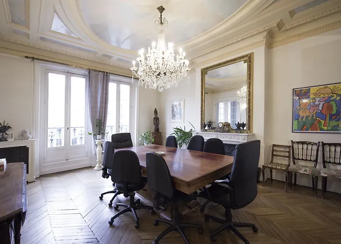 Veeve - Champs-Elysees Hideaway